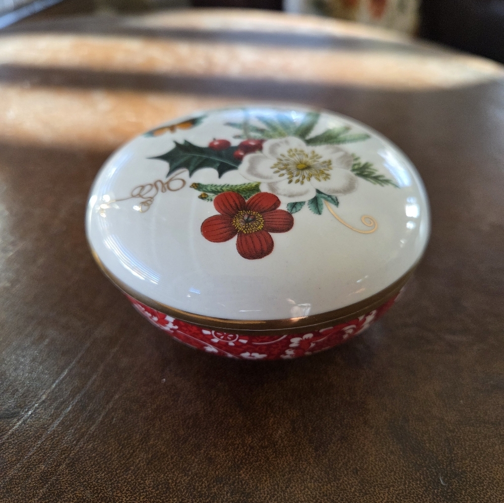 Fringe Fine Porcelain Trinket Box With Gold Trim